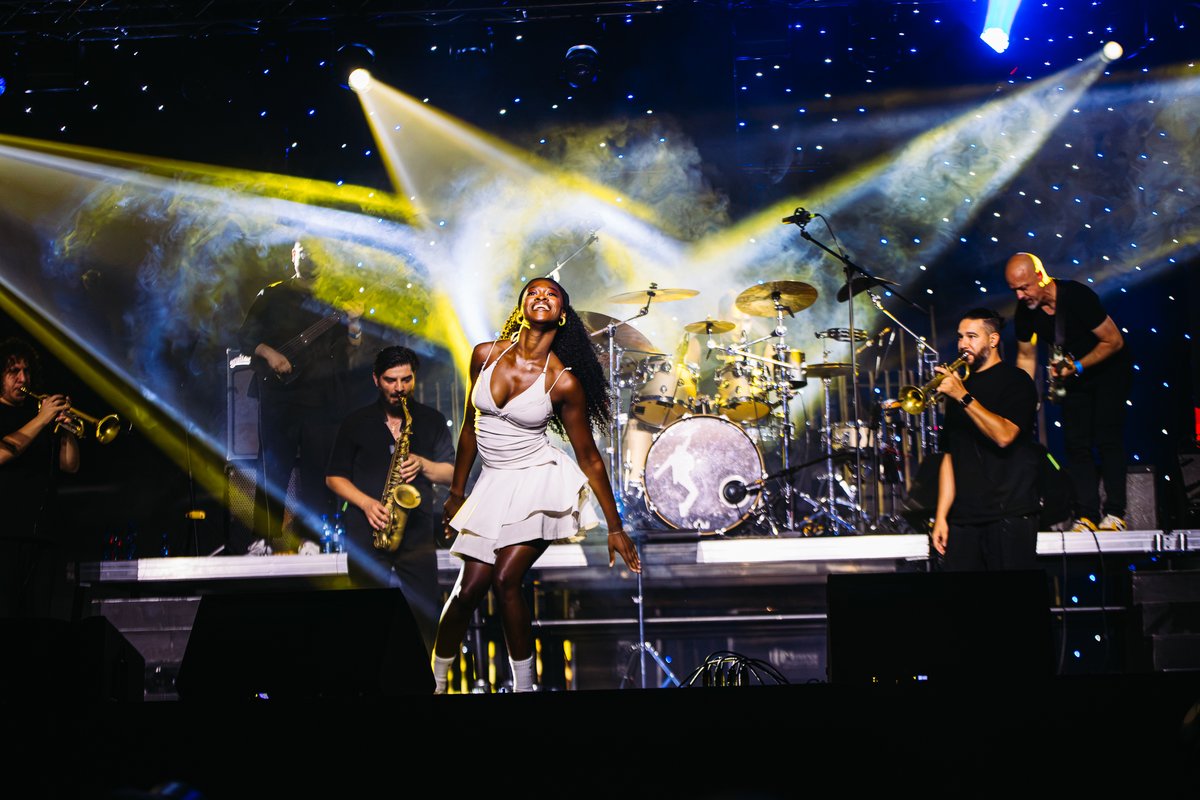 JoyOfJazz's tweet photo. World class performances, unforgettable moments!
The Standard Bank Joy of Jazz is delivering an incredible celebration of music, with exceptional artists lighting up the stages and audiences soaking up every note.
#StandardBankJoyOfJazz #SBJOJ2026 #TakeMeThere https://t.co/PAImxsHwr2