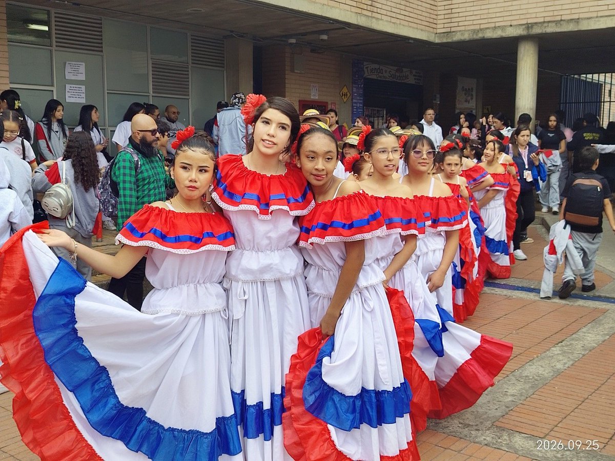 coltecbh's tweet photo. “Cachivache”
Cachivache es una actividad institucional de carácter pedagógico, lúdico y ambiental que busca generar en los estudiantes experiencias significativas alrededor del intercambio, el aprovechamiento de recursos, el juego, la creatividad, la convivencia y medio ambiente https://t.co/ORIQ5ibBsc