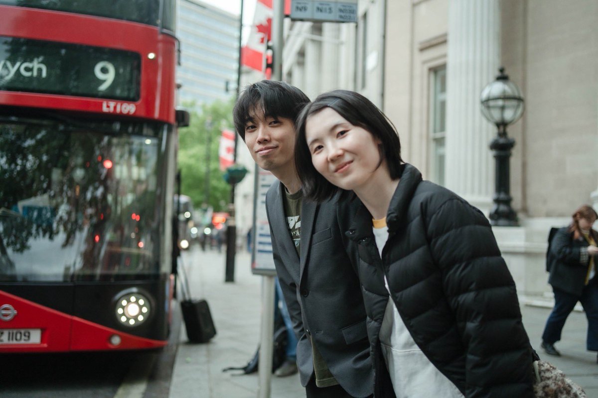 Yutoforreal's tweet photo. 僕にとって結婚は可能性を広げてくれた人生最高の決断。

普通結婚すると選択肢が狭まるというか、事実僕も『楽しいのは新婚のうちだけ』とか『もう海外行けないね』と言われた。『この人は結婚をそんなふうに捉えているんだ』と少し悲しくなった。

実際は結婚したからこそイギリス留学も踏み込めたし、結婚してからの人生が最高に面白い。

僕はよく妻のことを『我が家の社長』と呼ぶがこれは半分冗談で半分本当。我が家の最高決定権は妻にある。たとえ意見が違っても妻が決めたなら、僕はそれを信じる。そしてそれを僕は喜んで受け入れている。

『若い時は無茶したよね』と笑いながら話せるおばあちゃん・おじいちゃんになりたい。そんな夫婦を今日もやっています！