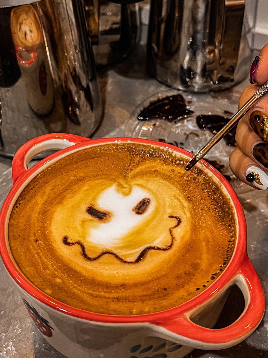 ClaudioZah40o's tweet photo. Autumn breeze + pumpkin spice lattes = perfect Saturday vibe ， https://t.co/hxdUece2nJ