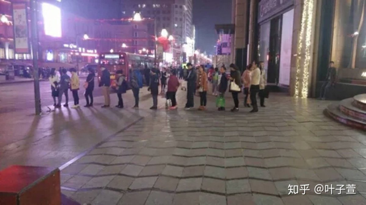 nj30t_Edra's tweet photo. 图为哈尔滨冬季的公交车站，沈阳的地铁站，长春的公交车站。在浙江、福建、广东等自诩“发达 文明”地中国南方地区，你是看不到乘客排队地。 https://t.co/AEednL8yjW