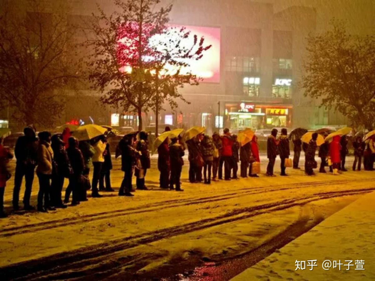 nj30t_Edra's tweet photo. 图为哈尔滨冬季的公交车站，沈阳的地铁站，长春的公交车站。在浙江、福建、广东等自诩“发达 文明”地中国南方地区，你是看不到乘客排队地。 https://t.co/AEednL8yjW