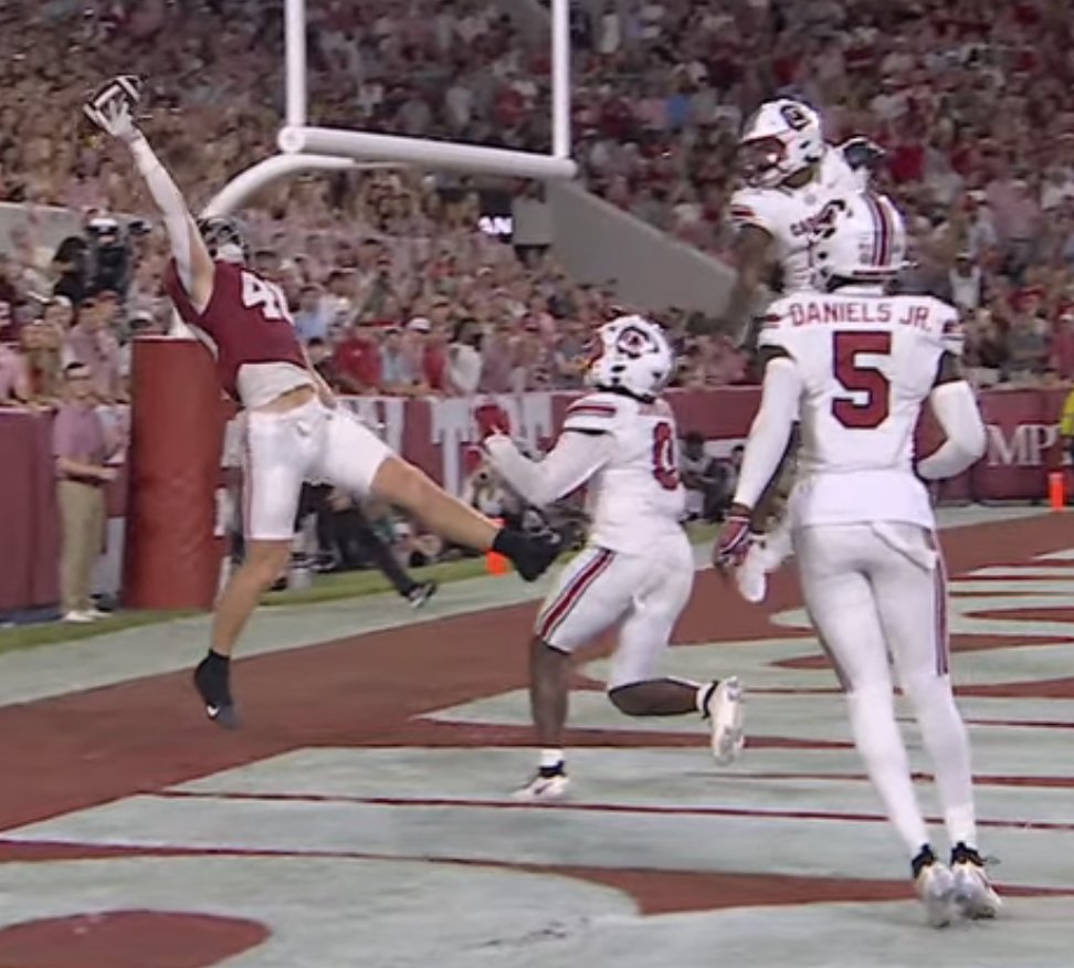 aldotcomTide's tweet photo. Josh Ford caught this for a touchdown 🤯 #RollTide https://t.co/3yFuD7l9Fm