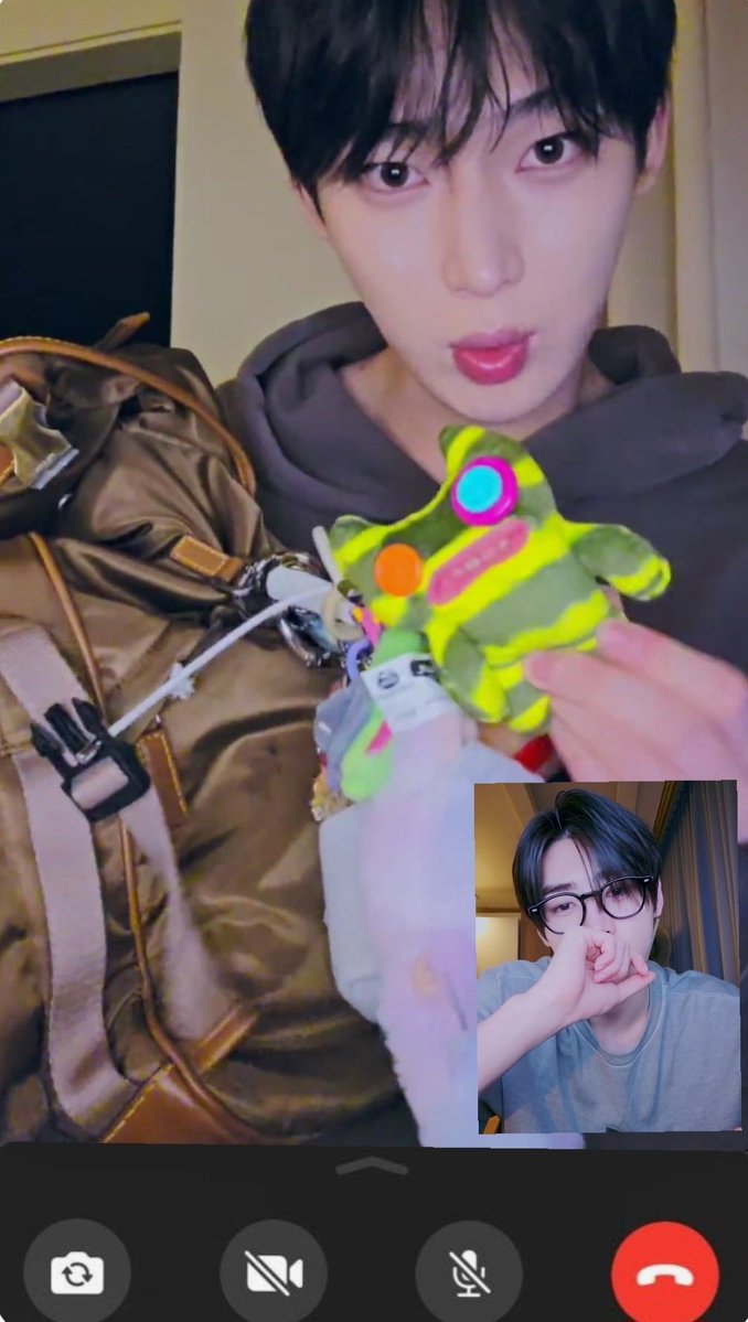 dollnooz's tweet photo. video calling with my boyfriend #sunsun https://t.co/Z1l31iqiZ5