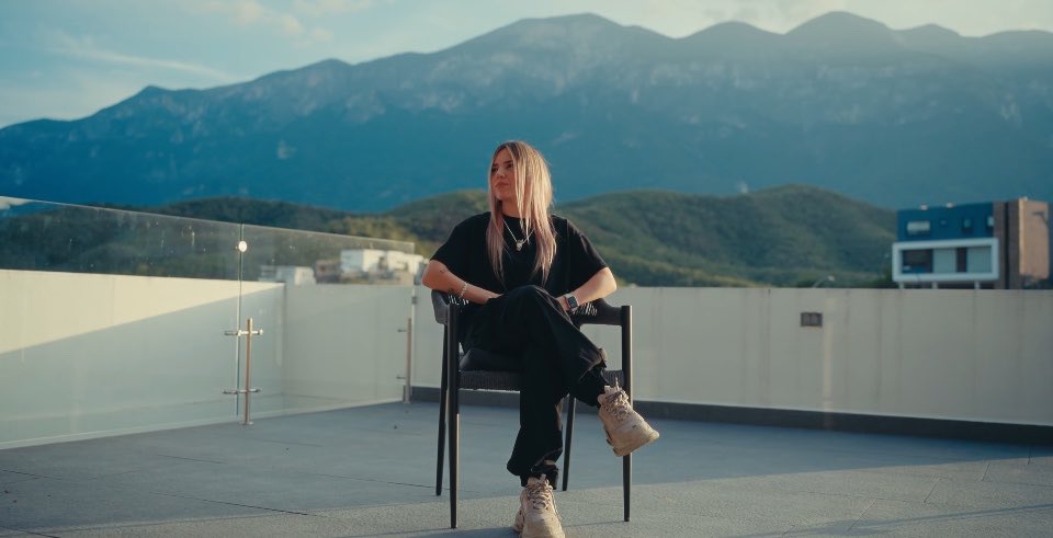 RiversPelona's tweet photo. Quise esperarme a terminar el documental completo para poder comentarlo. 

@samyriveratv eres el claro ejemplo de lo que es resiliencia. Aun con todas las madrizas que te pegaste, no dejaste de pensar en nosotros y darnos mucho streams y proyectos tan bonitos. Muchas gracias por demostrarnos que rendirse jamás tiene que ser una opción aunque existan injusticias. 

Tú lo hiciste todo bien, siempre fiel a tus creencias, estilo, y buen corazón. Eres demasiado buena gente. Tu lo ganaste absolutamente todo. 

Muchas gracias por este documental, muchas gracias por querernos tanto. 

Y si algún día vuelves a pelear, aquí estaré apoyándote incondicionalmente. 

Te adoro con toda mi alma y mi corazón, por siempre, mi campeona 🤍