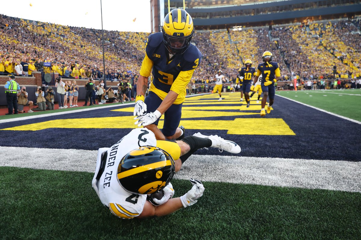 EliotClough's tweet photo. Phenomenal frame-by-frame photos of Reece Vander Zee's game-winning touchdown catch by Gregory Shamus of Getty Images. Had a front row seat. https://t.co/ljC2jUivqO