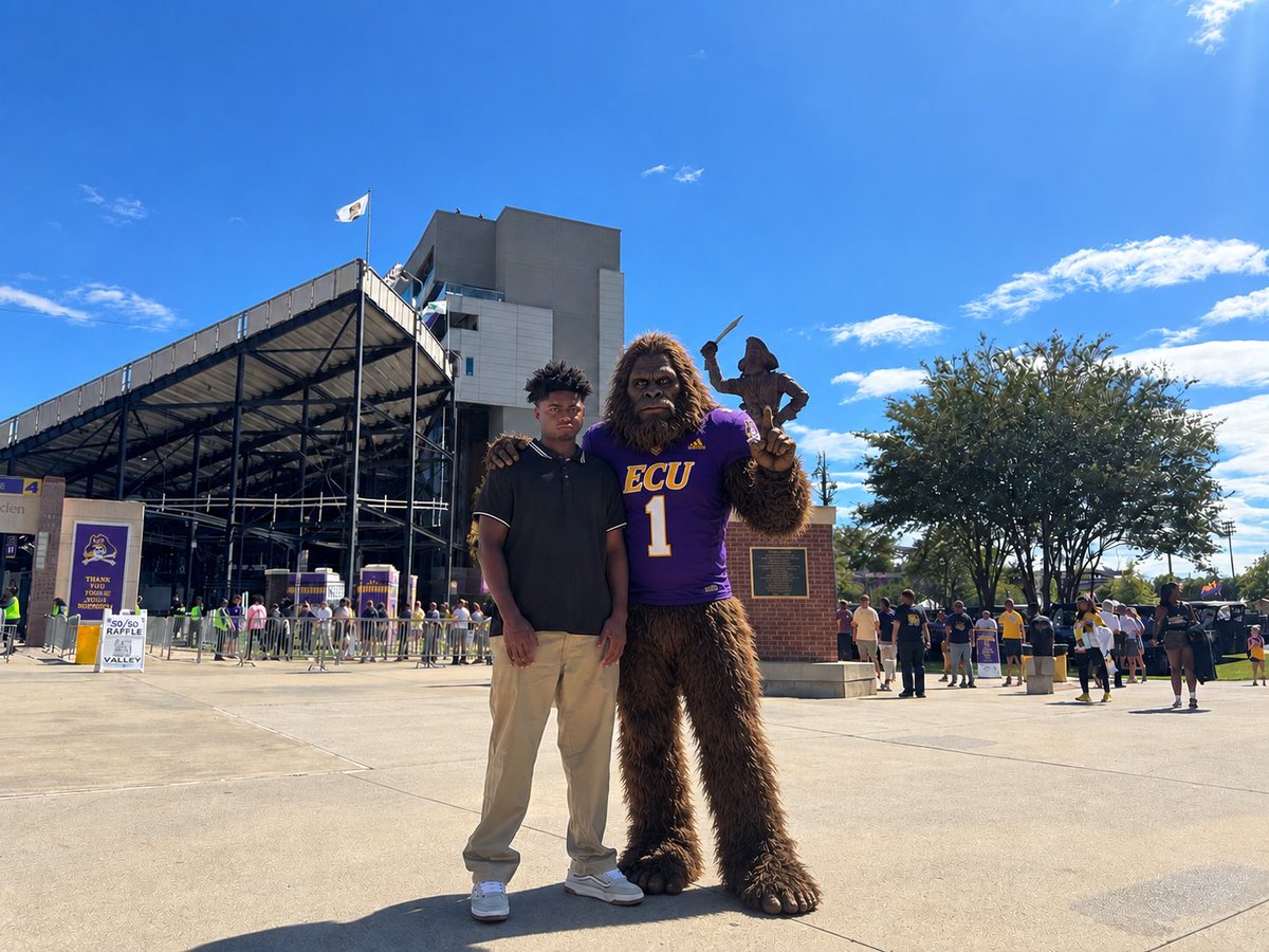 Thezekedtm's tweet photo. Missed the opportunity to get a picture with the legend @Coach__Roy_Tesh so I asked chat gpt to put me in a picture with another legend COACH LETS TALK BALL https://t.co/6b1vcUX7zJ
