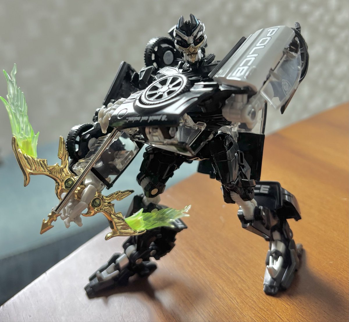 aiw6p4b's tweet photo. クリスタル武器の弓、SSバリケードなら持てた！
#トランスフォーマー
#TF https://t.co/HTKUtxzzei