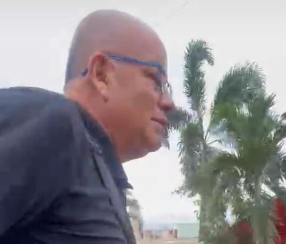 DefensoresAn's tweet photo. #urgente 
Está es la cara del sujeto que sin reparo alguno lanzo a varios gatitos a una zanja dentro de un saco... Esto sucedió en General Villamil Playas el día de hoy Sábado 26 de Septiembre, por favor compartir para que se haga viral y así aunque sea le de algo de vergüenza https://t.co/jDmVI7f4do