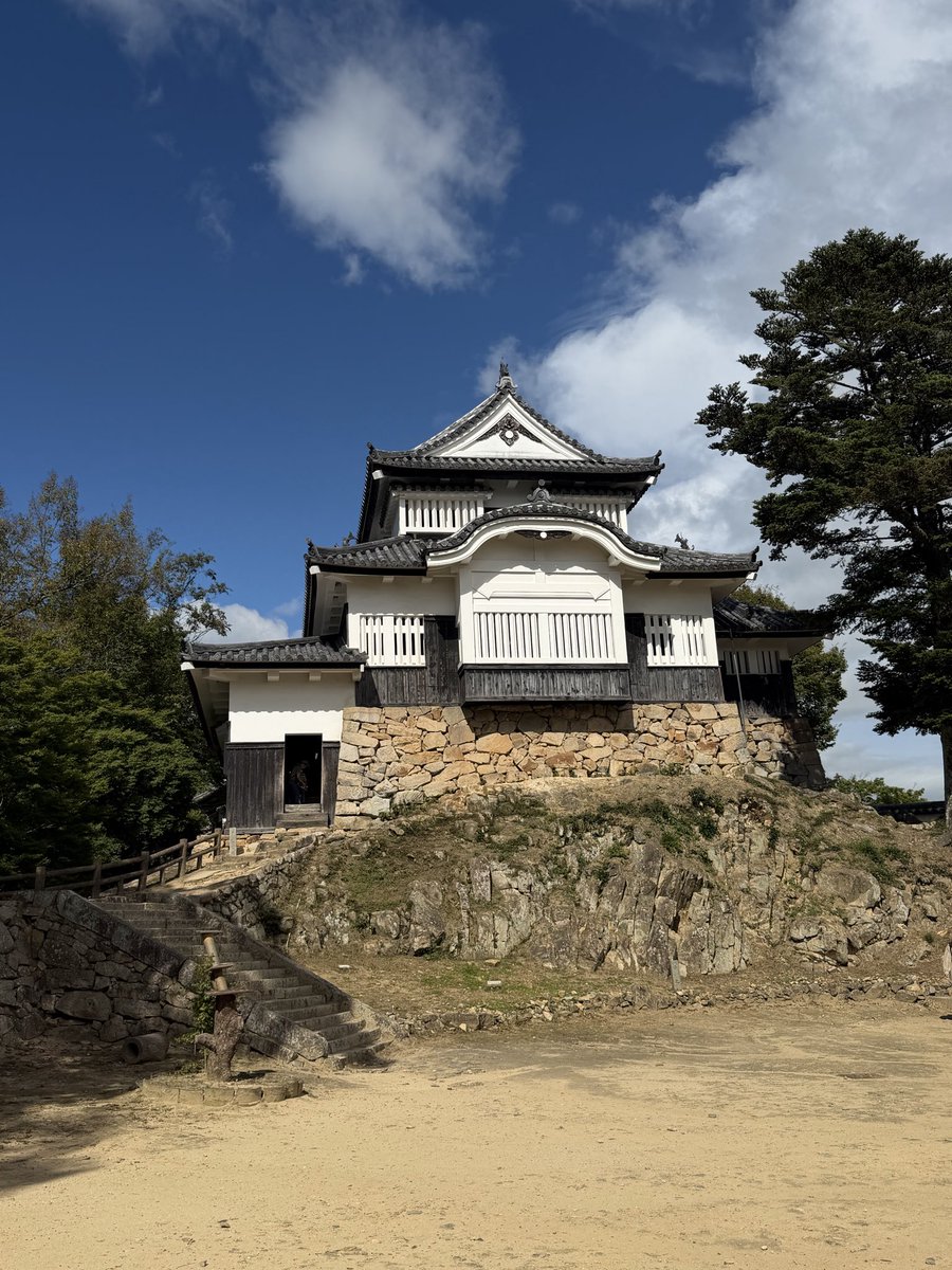 kym0096's tweet photo. 前日のお酒も抜け切らぬうちに岡山へ
一年半ぶりに殿に会いに登城🏯
お顔が拝見できて嬉しゅうございました
＃備中松山城 
＃さんじゅーろー https://t.co/sAgMjvKFj9