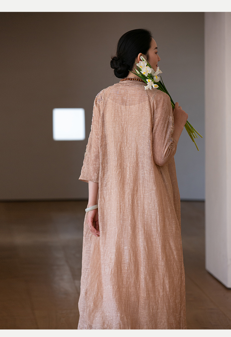 ZcME0bped6kNteZ's tweet photo. I found a beautiful silk wrap woven with 勘缎纱郧, light as cloud and smooth as satin. Perfect for spring outings!， https://t.co/vynKwXwpEZ