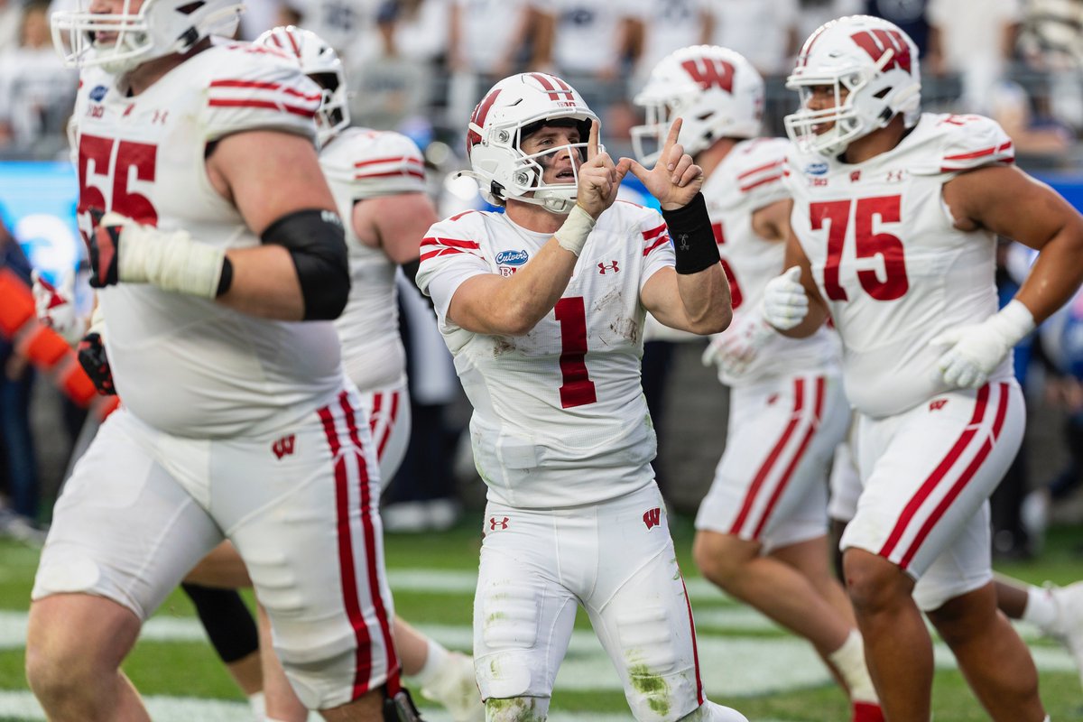 UWBadgers's tweet photo. BADGERS. DON'T. QUIT. https://t.co/I8d1BiewYV