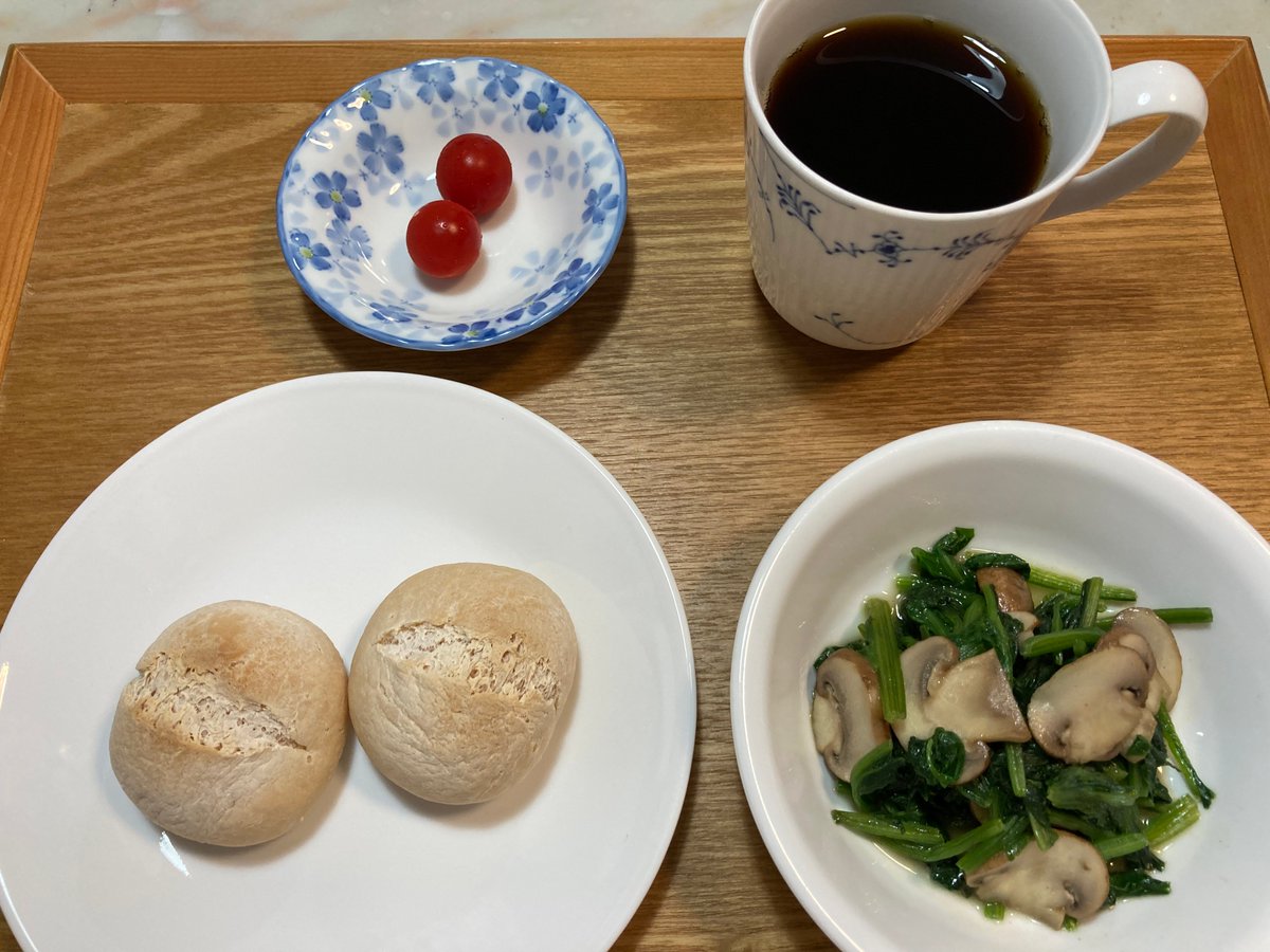 TeiAngeline's tweet photo. 朝食🌴🌅
米粉パン（プレーン）、ほうれん草とマッシュルームのソテー、プチトマト、コーヒー☕️
{Rice flour bread(Plain flavor),Spinach and Mushroom Sauté,Mini tomato,Coffee)
米粉パンは焼き立て、ホッカホカでふわふわ☺️
#おうちごはん #オーガニック #グルテンフリー
#HomeCooking #Organic https://t.co/dzWK4bHjXV