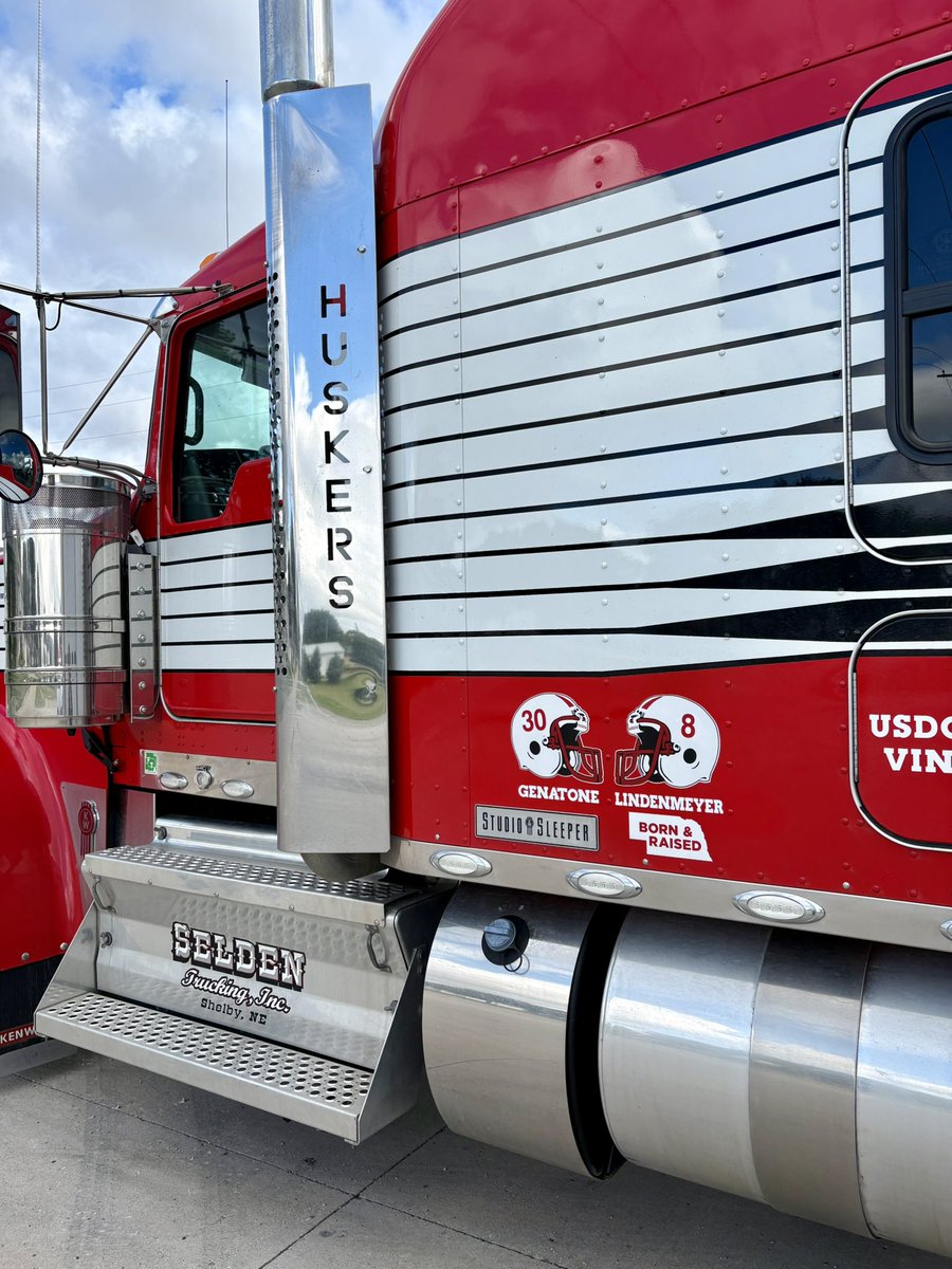 ashleyrenae612's tweet photo. I feel like now would be an appropriate time to show off the two seniors that are Nebraska hometown boys that Monte chose to be on the side of the truck this year! 💪🏼💪🏼🌽🏈
@Selden_Trucking @NUequipment https://t.co/NEgRBjv5JP