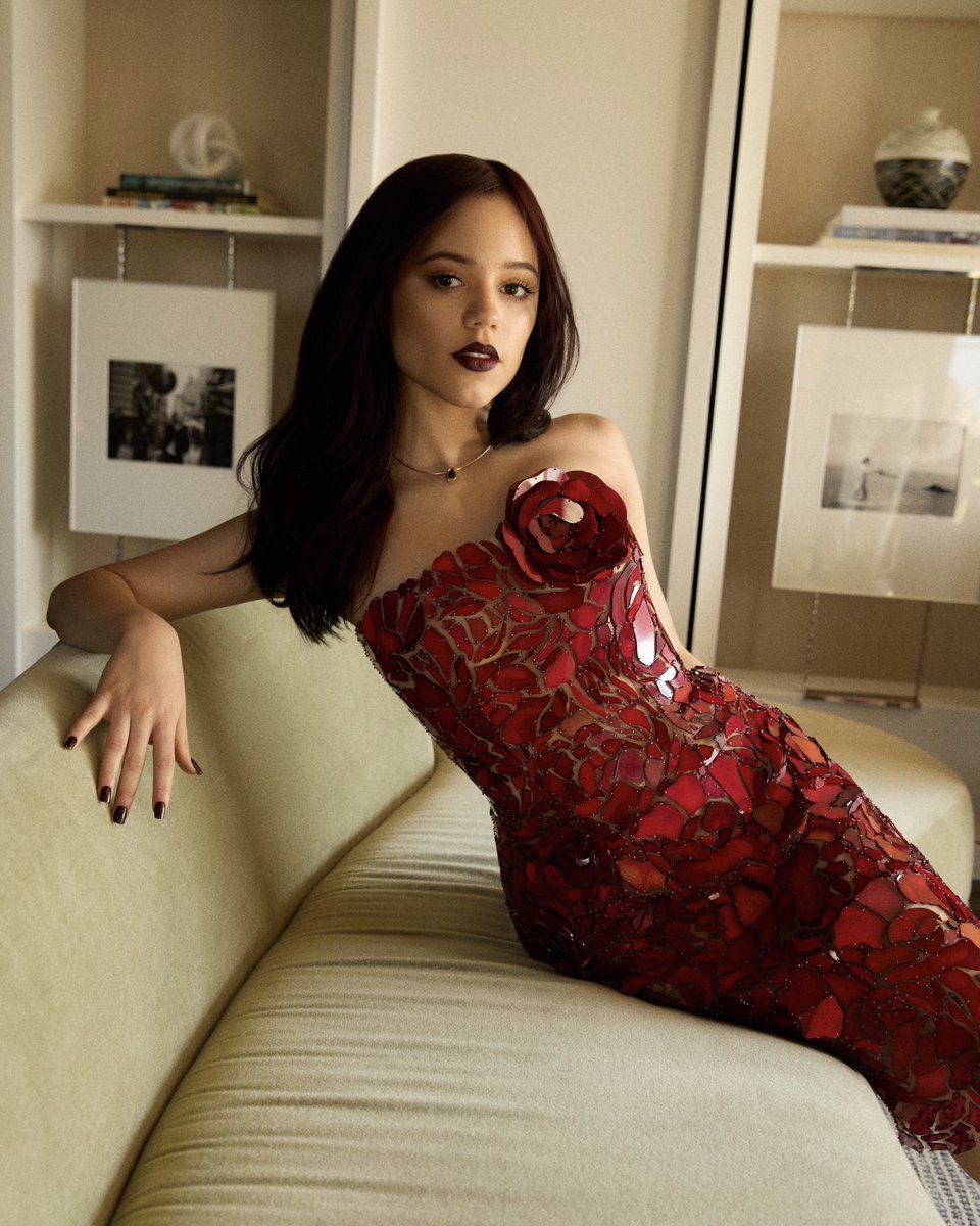 PopCraveFR's tweet photo. Joyeux 24e anniversaire à Jenna Ortega ! https://t.co/pQ6YLbnwuk