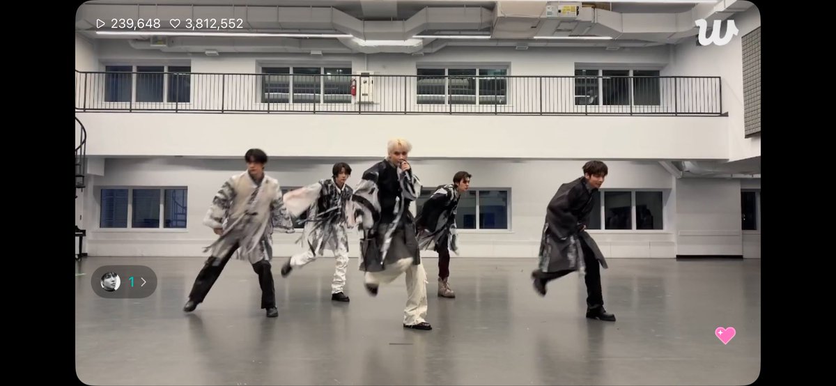 matchalover1024's tweet photo. #TXT is so cute. Since their performance at Global Citizens Festival is cancelled. They’re performing now for MOAs on Weverse #togetherbytomorrow love some of their older songs that they’re performing https://t.co/j14GWjnIOz