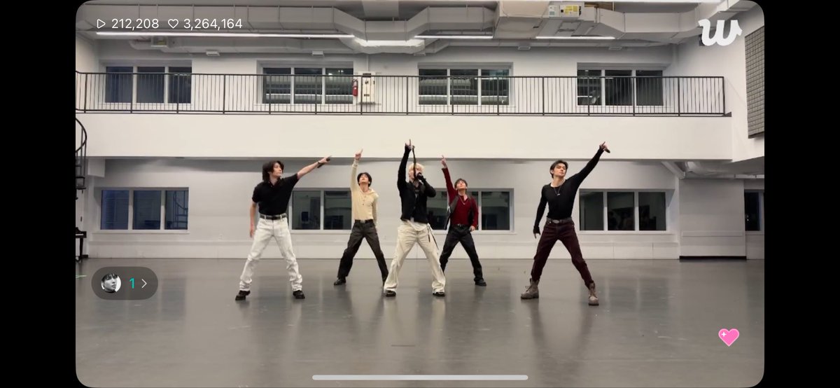 matchalover1024's tweet photo. #TXT is so cute. Since their performance at Global Citizens Festival is cancelled. They’re performing now for MOAs on Weverse #togetherbytomorrow love some of their older songs that they’re performing https://t.co/j14GWjnIOz