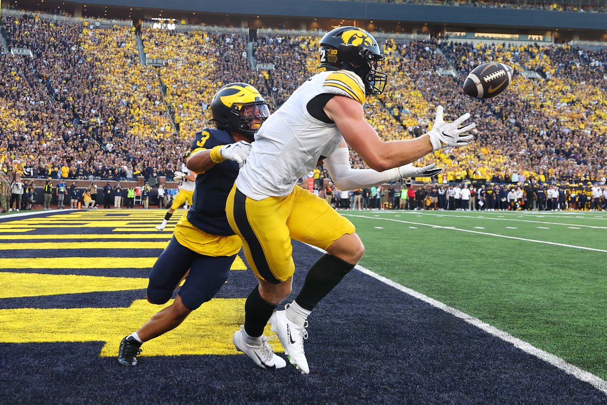 EliotClough's tweet photo. Phenomenal frame-by-frame photos of Reece Vander Zee's game-winning touchdown catch by Gregory Shamus of Getty Images. Had a front row seat. https://t.co/ljC2jUivqO