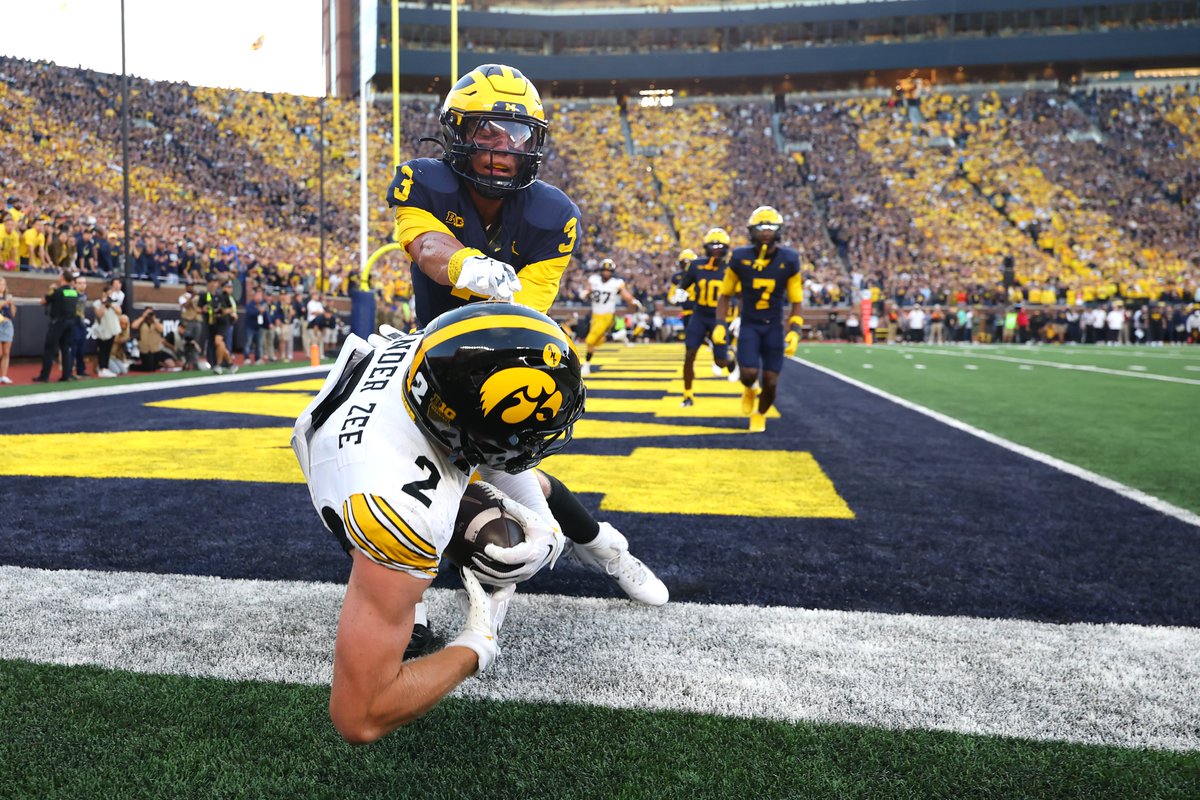 EliotClough's tweet photo. Phenomenal frame-by-frame photos of Reece Vander Zee's game-winning touchdown catch by Gregory Shamus of Getty Images. Had a front row seat. https://t.co/ljC2jUivqO
