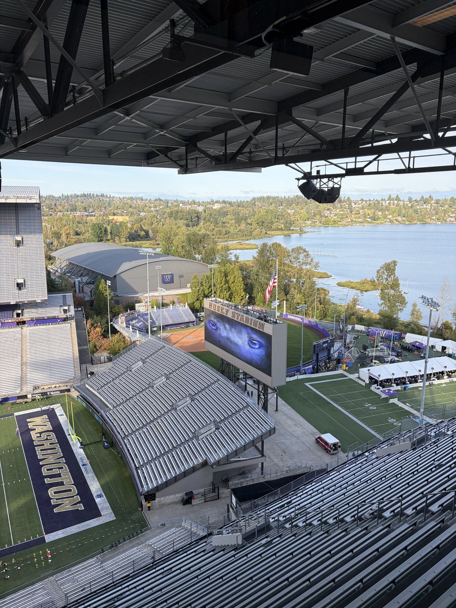GibbsMedia23's tweet photo. Here at Husky Stadium, where Chandler native and Washington QB Demond Williams Jr. will lead the Huskies against Minnesota as UW looks to make its case for a return to the AP Top 25.

Story on Williams coming soon @sportscronkite https://t.co/CYm9wBRcjD