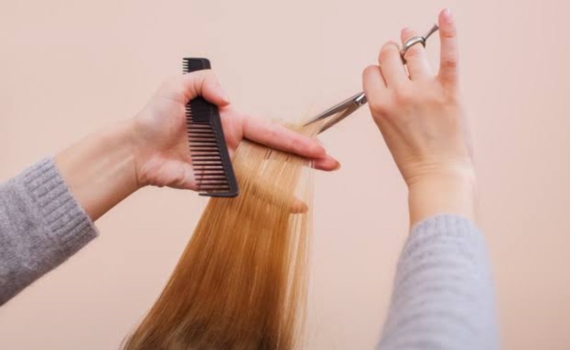 s4llyquirk's tweet photo. ¿DEJARÍAN QUE LA PERSONA DE SU ICON LES CORTARA EL CABELLO? https://t.co/OwJUs9zcim
