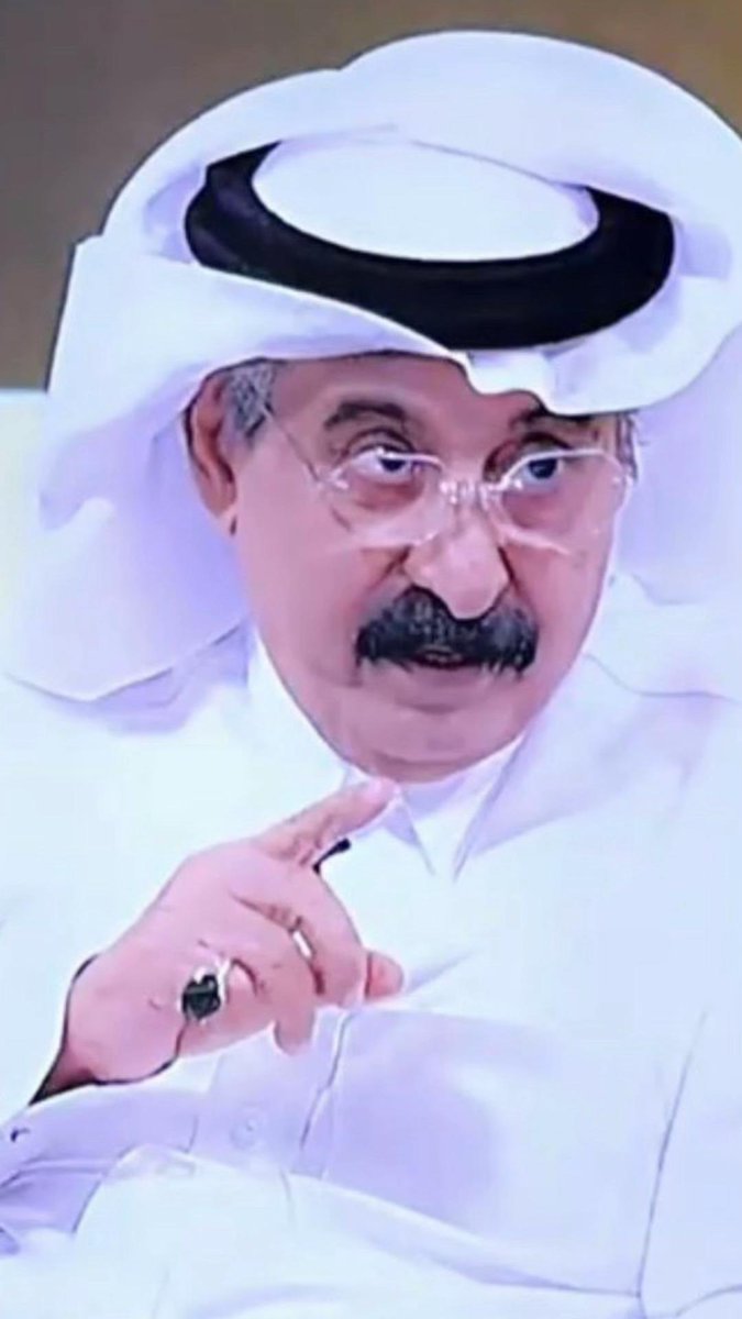 Sdaftv's tweet photo. خليجي 27.. عندما تستضيف السعودية البطولة ويستضيف الآخرون الصورة!»

ما وراء الصورة 

هل يعقل أن تستضيف جدة بطولة خليجية بهذا الحجم في عام 2026، ثم تبدو بعض مظاهر الإنتاج التلفزيوني الرياضي لدينا وكأنها لم تغادر عصر الاستوديو التقليدي؟

هذه ليست مسألة ديكور أو كراسي أو إضاءة جميلة.

هذه صناعة إعلامية كاملة.

عندما نشاهد تجارب قنوات مثل الكأس وbeIN SPORTS في صناعة الاستوديوهات الرياضية، نرى منظومة متكاملة: استوديوهات مصممة للحدث، إخراج تلفزيوني مدروس، تعدد في الكاميرات، مراسلون في مواقع مختلفة، تقارير ميدانية، حركة مستمرة، جودة في الصورة والصوت، وهوية بصرية مرتبطة بالبطولة.

وقنوات الكأس تحديدًا ليست وليدة اليوم؛ القناة أعلنت منذ سنوات استثمارها في البنية التحتية الهندسية وأساطيل عربات النقل، كما تملك خبرة طويلة في إنتاج البطولات الرياضية. 

والسؤال هنا ليس: لماذا الكأس أفضل؟

السؤال الحقيقي:

أين الصناعة التلفزيونية الرياضية السعودية؟

جدة تستضيف «خليجي 27»، والبطولة تقام على أرض المملكة، واللجنة المنظمة أعلنت اكتمال الجاهزية الإعلامية وأعدت دليلًا متكاملًا للإعلاميين ومراكز العمل والتغطية. 

لكن المشاهد السعودي من حقه أن يسأل:

أين الاستوديو السعودي الذي يعكس حجم المملكة؟

أين الإنتاج الذي يوازي قيمة الحدث؟

أين المراسلون المنتشرون في الملاعب ومناطق الجماهير والفنادق والمؤتمرات؟

أين الكاميرات والتقنيات التي تجعل المشاهد يشعر أن البطولة تقام في السعودية؟

والأغرب أن البطولة السعودية نفسها أصبحت مساحة إنتاجية لجهات إعلامية خليجية أخرى؛ فقنوات الكأس تقدم تغطيات وبرامج خاصة من جدة، بل إن موقعها يعرض برامج مثل «المجلس» و«عساس جدة» وتغطيات خاصة بخليجي 27. 

هنا يجب أن نتوقف.

أنا لا أنتقد العاملين خلف الكاميرات ولا المراسلين ولا المعدين الذين يبذلون جهودًا كبيرة؛ فهؤلاء في الغالب ينفذون ما يُطلب منهم ضمن الإمكانات المتاحة.

النقد يجب أن يتجه إلى منظومة القرار والإنتاج والتخطيط.

لأن التلفزيون الحديث لا يُبنى بردة الفعل قبل المباراة بساعات.

العمل التلفزيوني الرياضي المحترف يبدأ قبل الحدث بأشهر:

تصميم الاستوديو، اختيار مواقع التصوير، خطة الكاميرات، عربات النقل، أنظمة الإخراج، الرسوم الجرافيكية، الصوت، الإضاءة، المراسلون، المحتوى الرقمي، غرف الأخبار، خطط الطوارئ، وتوزيع فرق الإنتاج.

وهنا تظهر الفجوة الحقيقية.

لدينا في السعودية إمكانات بشرية وتقنية ومالية هائلة، ولدينا أحداث رياضية أصبحت محط أنظار المنطقة والعالم، ولذلك لم يعد مقبولًا أن يكون الطموح الإعلامي أقل من الطموح الرياضي والسياحي والاقتصادي الذي تعيشه المملكة.

السؤال الأصعب: أين تذهب ميزانيات الإنتاج والتطوير؟

وإذا كانت هناك عقود لمشاريع إعلامية وإنتاجية ضخمة، فالمطلوب ليس الاتهام، وإنما الشفافية:

من فاز بالعقود؟

كم قيمتها؟

ما مواصفاتها؟

من الجهة التي تشرف عليها؟

هل تم قياس الجودة؟

هل توجد مؤشرات أداء؟

ومن يتحمل المسؤولية عندما لا يظهر المنتج النهائي بالمستوى المعلن عنه؟

أما الحديث عن «الفساد»، فهو ملف مختلف وخطير، ولا يجوز تحويله إلى اتهام جزافي. لكن إذا كانت هناك شبهات في التعاقدات أو تضارب مصالح أو هدر أو مخالفات مالية، فهنا يجب أن تكون هناك رقابة وتحقيق ووثائق.

أما أن يصبح ضعف المنتج التلفزيوني أمرًا معتادًا، فهذه كارثة أخرى اسمها:

غياب المحاسبة المهنية.

السعودية التي تستضيف أكبر الأحداث الرياضية في العالم لا تحتاج إعلامًا رياضيًا يعيش على اجتهادات الأفراد.

نحتاج صناعة إعلام رياضي سعودية.

نحتاج شركات إنتاج تنافس إقليميًا.

نحتاج مخرجين ومنتجين وفنيين محترفين.

نحتاج استوديوهات تُبنى للحدث، لا تُرتجل للموعد.

ونحتاج إدارة تعرف أن الصورة أصبحت جزءًا من قوة الحدث نفسه.

فاليوم لم تعد البطولة تُقاس فقط بما يحدث داخل الملعب.

المنتج التلفزيوني هو الواجهة.

وإذا كانت السعودية تستضيف البطولة، فمن الطبيعي أن نريد أن تكون الصورة التي تصل إلى الخليج والعالم صورة سعودية تليق بالسعودية.

هذه ليست نقداً فقط على القنوات  الرياضية 
هذه دعوة لإعادة بناء الإعلام الرياضي السعودي على أسس مهنية حقيقية.

والسؤال الذي يجب أن يبقى مفتوحًا:

إذا كنا قادرين على صناعة ملاعب وبطولات وأحداث عالمية بهذا الحجم… فلماذا لا نستطيع صناعة شاشة رياضية توازيها؟
@SBAgovSA 
#هيئة_الأذاعة_والتلفزيون
#خليجي27
#السعودية 
#الإعلام_الرياضي_السعودي
#الإعلام_السعودي
#صناعة_الإعلام 
كتب :
عوض بن سعد ال الجحل القحطاني