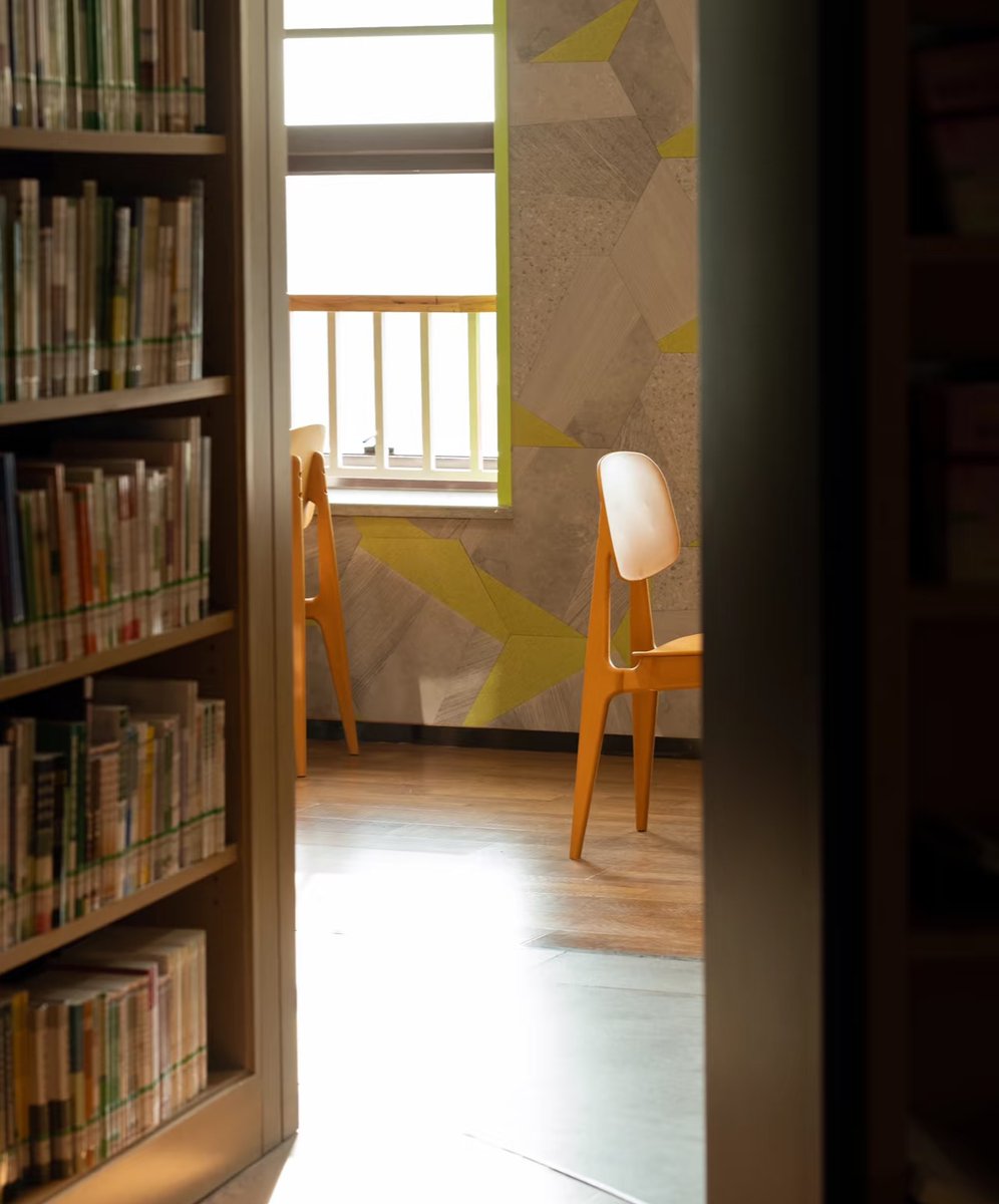 GarretTruvsekm's tweet photo. Just finished The Midnight Library—the concept of "what if" hits different. A beautiful reminder to embrace the messy magic of everyday life.  #BookLovers #ReadingJoy， https://t.co/rI8gWEjNGb
