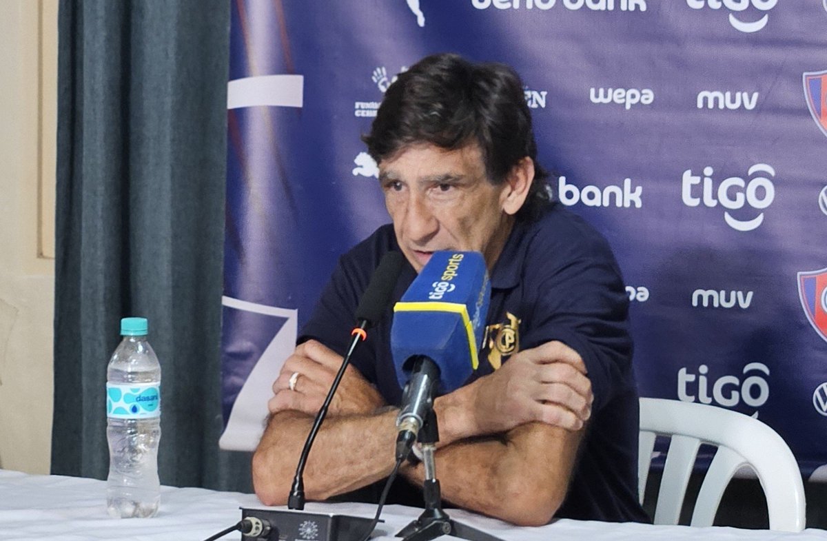 izquierdo010's tweet photo. "Hay jugadores que tienen que bajar de peso. Esto es un balde de agua fría. Es difícil ponerse bien físicamente cuando tenés pleno campeonato. Cuando ganas hacés bien los cambios y cuando perdés son los peores cambios. Nos falta mucho por mejorar", Gustavo Costas, Dt de Cerro Porteño.

#Cardinaldeportivo