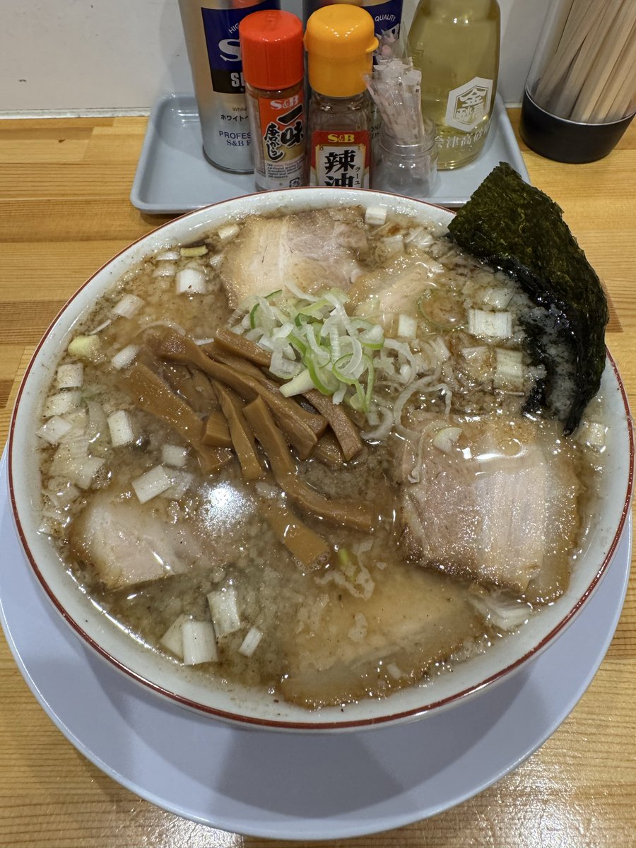 4415thrash's tweet photo. 5〜6年ぶり？

らぁ麺前田にいってきた！

最近節系のラーメンにハマって、色々ChatGPT調べたてオススメされたんで、行ってきました

＃特ぶしラーメン(チャーシュー　メンマ��脂　にんにくトッピング)
#らぁ麺前田 https://t.co/04meEYGiRR