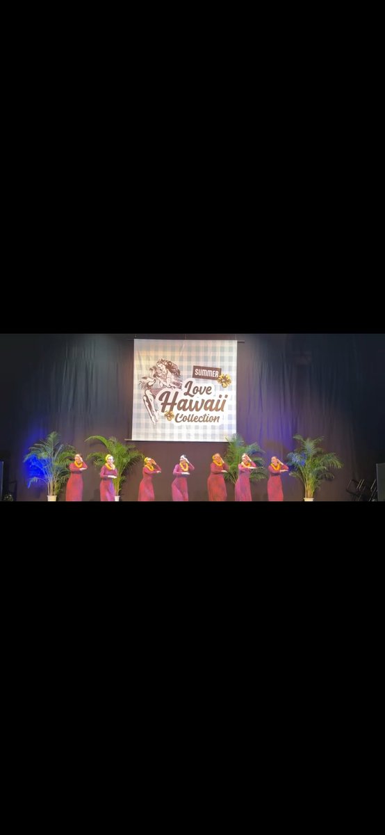 springpudding21's tweet photo. 今期に学び、踊り続けているジョシュ・タトフィ（Josh Tatofi）の楽曲『Lei Hala（レイ・ハラ）』は、大切な一曲となりました🌺ハラ（Hala）は木の名です🌿その実や葉を使ったレイには人生の節目や変化、ご先祖様やルーツへの敬意、想いが込められています🌿
🌺8月のイベントの一場面です😊 https://t.co/OHykvAD6Uw