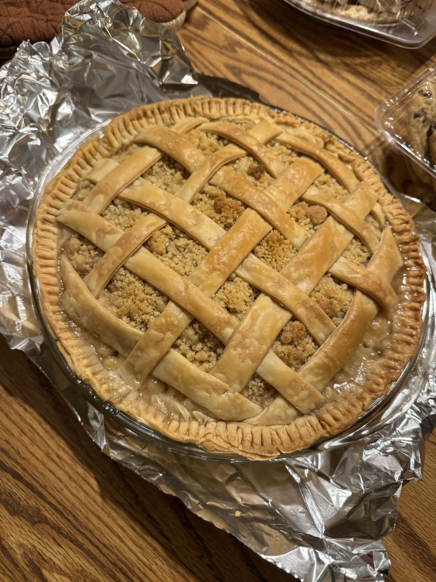 emdvsn's tweet photo. made apple lattice pie and blueberry streusel pie tonight. banged. https://t.co/b7PKDYa61Y