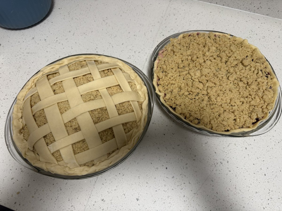 emdvsn's tweet photo. made apple lattice pie and blueberry streusel pie tonight. banged. https://t.co/b7PKDYa61Y