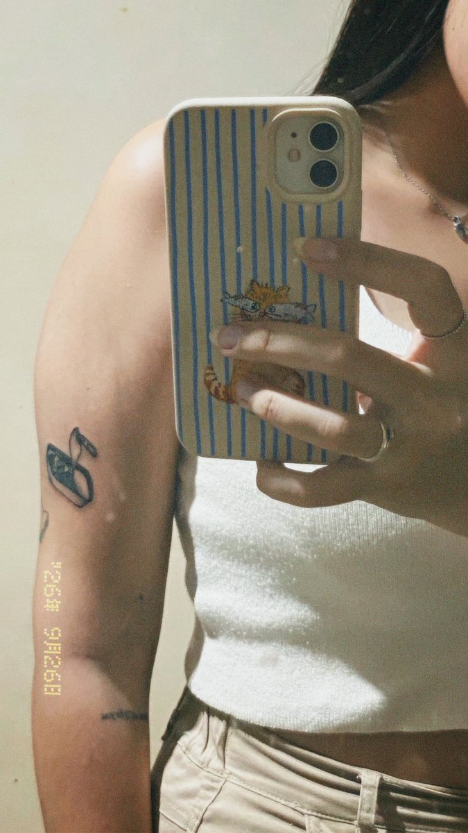 giovxav's tweet photo. o fato de q vão olhar e pensar menina doente tatuou sardinha (n poderia me importar menos https://t.co/TqnPR4GCO3