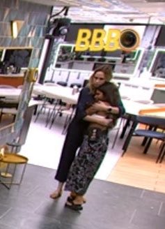 lilianvoleidp's tweet photo. eu sei que pra vc não importa, pq vc não é fã da ana e não sei nem pq vc tá se intrometendo, mas o principal motivo começou no dia dessa foto, quando apenas gabi e juliano deram apoio pra ana, enquanto a que vc citou largou a mão dela https://t.co/4VCLQuBKjn