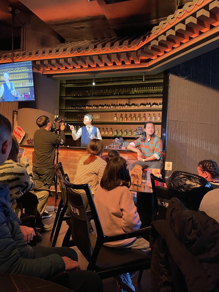 U2RjU8FRQaK5gD7's tweet photo. Went to the stable to fix my worn coat, talked with friends there—warm chat hits different! https://t.co/QddDFpHIWi