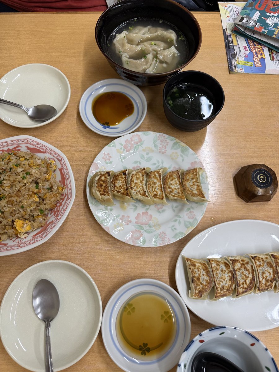 kym0096's tweet photo. 夜は島根で聖地巡礼
餃子は3種　全て食べてみました
にんにくが効いた薄皮の餃子でした
普段はもっちり皮の餃子を食べることが多いのですが薄皮も悪くないもんだなぁと完食
＃出雲市
＃餃子屋
＃それぞれの孤独のグルメ
＃孤独のグルメ https://t.co/kfeKxM0c4m