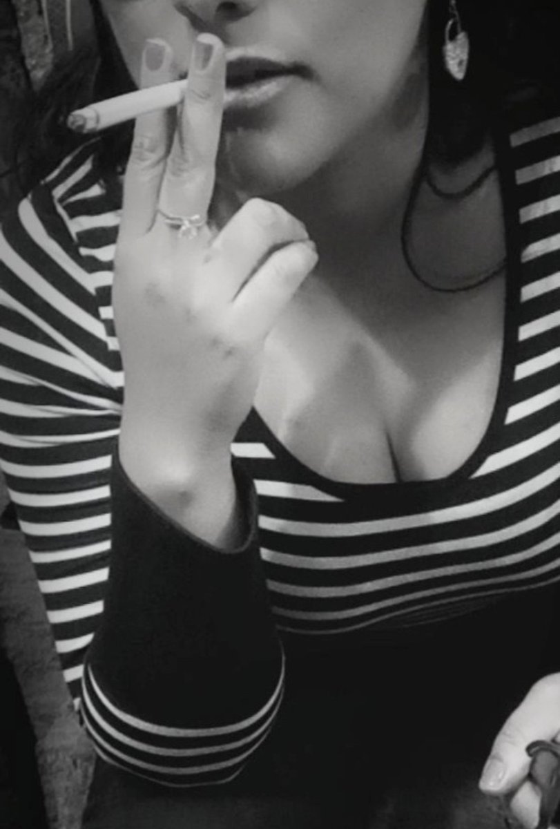 venecialomeli5's tweet photo. Mi chica de humo... https://t.co/1aBjcMbsTx