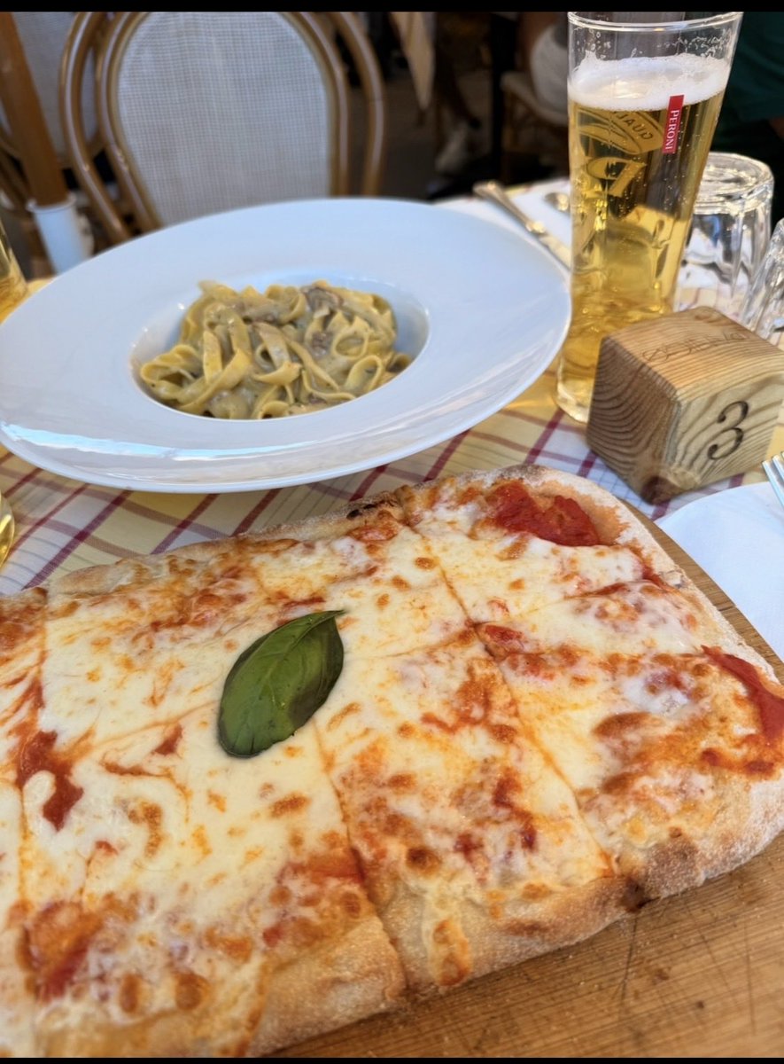h3ihjx's tweet photo. イタリア🇮🇹ローマ
📸 旅の思い出

ローマの街角で味わうイタリア料理。
PANICO PIZZERIA WINE BAR

マルゲリータ🍕とキノコのクリームパスタ🍝
イタリアビール🍺

#イタリア 
#ローマ旅行 
#イタリア料理 
#旅行好きな人とつながりたい https://t.co/87Gn4NhMMI