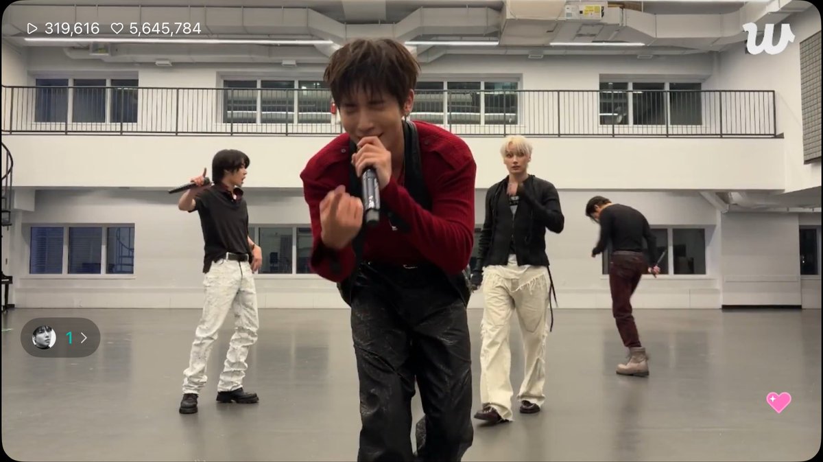 mil__nyang's tweet photo. Magicの『Nobody got it like you』
(あなたほど素晴らしい人はいない)で近づいてきて、目ギュッてするテヒョンさんｷｭﾝすぎた💘 https://t.co/PzKQ2HIP9m