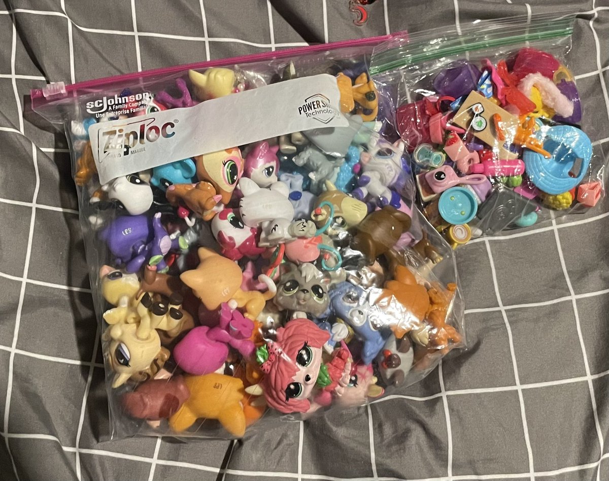 NoctisSpam's tweet photo. Who finna get high af with me and play with my LPS and calico critters https://t.co/qAea3SgLUT
