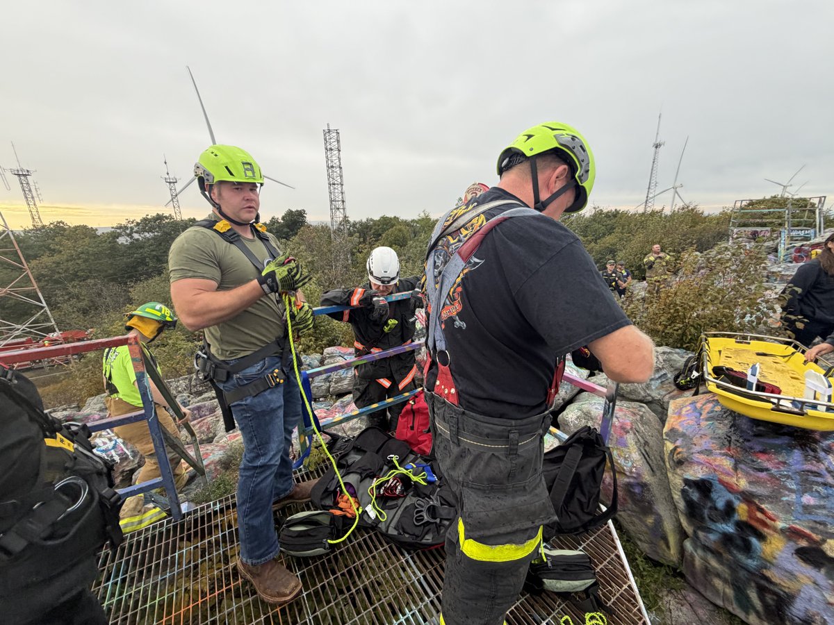 PotomacVFC2's tweet photo. Company 22 - Nature: HIGH ANGLE RESCUE Address: DANS ROCK OVERLOOK 
Mutual Aid Box: 1803 City: Midland 
CO.22 Responding Units: CU22, R22, HIGHANGLE22 #PFC2 
DC18 with command. 
📷: W. May https://t.co/M5jjd704sz