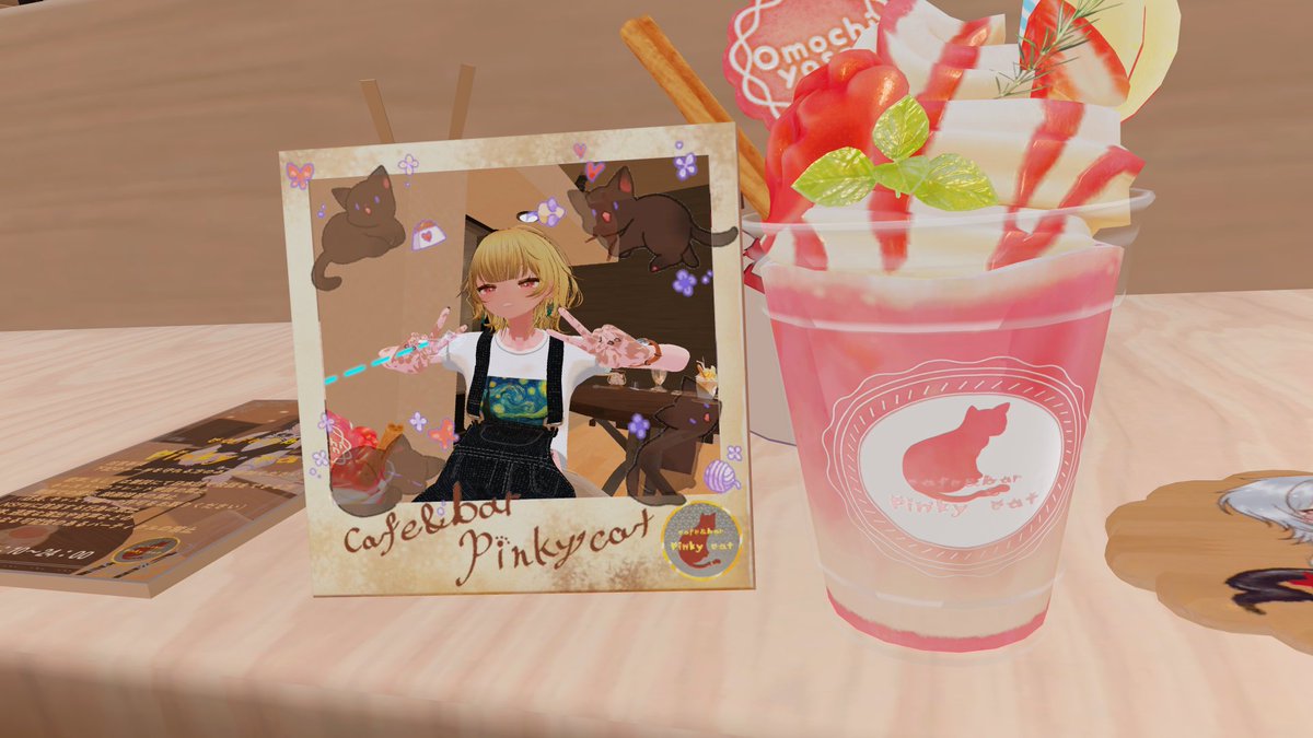 koyubi_1234's tweet photo. 行ってきました #VRC_Pinkycat

イベカレ見て初参加！
可愛らしいフラッペを注文、コースターの裏は店長でした！
美味しいフラッペとお酒飲みながら楽しい時間を過ごし、代表取締役からは書類送検を学びました https://t.co/SPFBWb0jsp