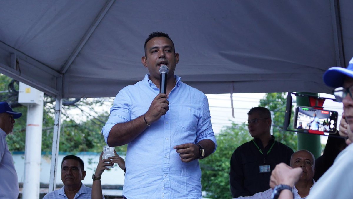 OscarBarretoTol's tweet photo. Estamos muy agradecidos con la comunidad de #Flandes por el respaldo al liderazgo de nuestro gran amigo Jhonny Perdomo, un joven que ha trabajado con afecto y disciplina por el desarrollo de su región y su comunidad, siempre pensando en los sueños de quienes confían en su capacidad.
Estamos seguros de que vienen grandes cosas para Flandes en los próximos cuatro años. 💙🙏