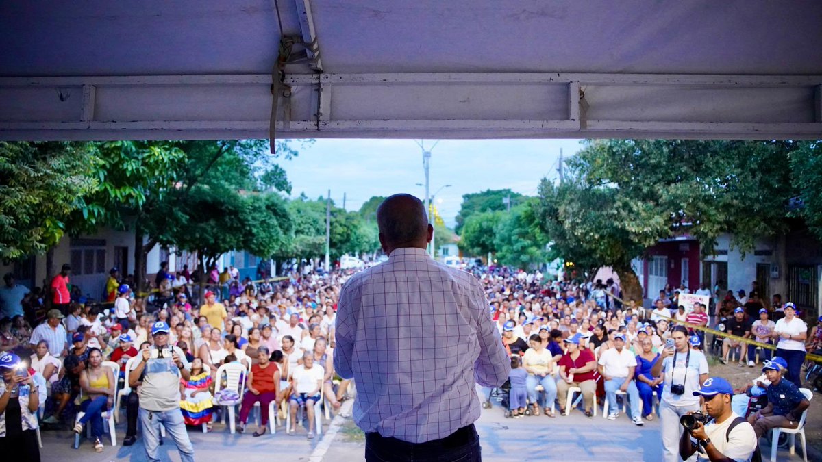 OscarBarretoTol's tweet photo. Estamos muy agradecidos con la comunidad de #Flandes por el respaldo al liderazgo de nuestro gran amigo Jhonny Perdomo, un joven que ha trabajado con afecto y disciplina por el desarrollo de su región y su comunidad, siempre pensando en los sueños de quienes confían en su capacidad.
Estamos seguros de que vienen grandes cosas para Flandes en los próximos cuatro años. 💙🙏
