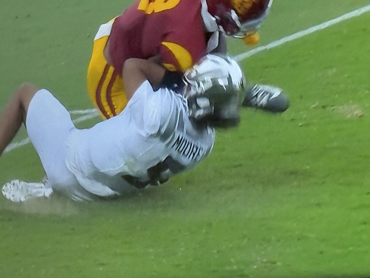 abc7curt's tweet photo. Terrifying scene watching Oregon quarterback, Dante Moore being taken off in an ambulance!
@USC_Athletics LB Desman Stephenโs ejected for targeting.
Moore was on the field for at least 10 minutes before being put on a stretcher and take him to the hospital.
#abc7eyewitness #FightOn #USC
