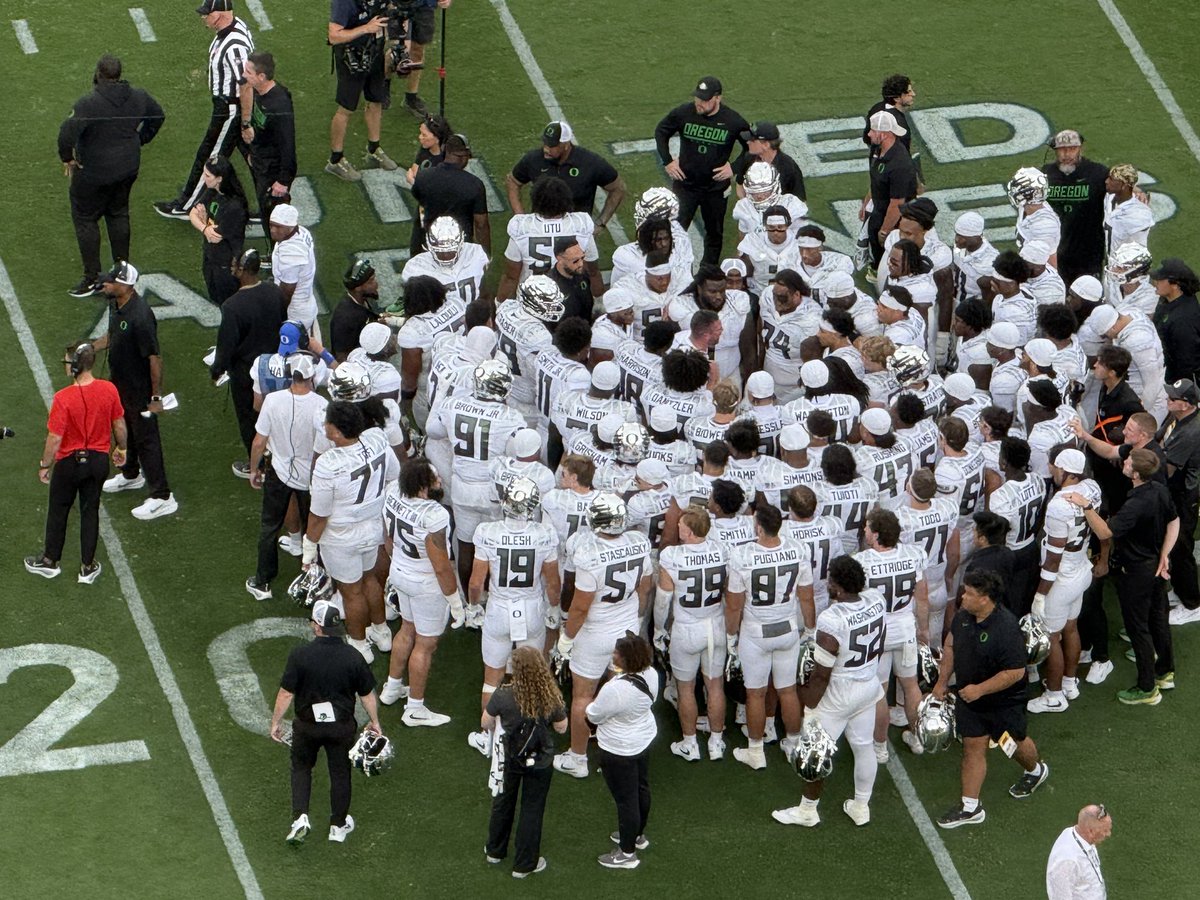 abc7curt's tweet photo. Terrifying scene watching Oregon quarterback, Dante Moore being taken off in an ambulance!
@USC_Athletics LB Desman Stephenโs ejected for targeting.
Moore was on the field for at least 10 minutes before being put on a stretcher and take him to the hospital.
#abc7eyewitness #FightOn #USC