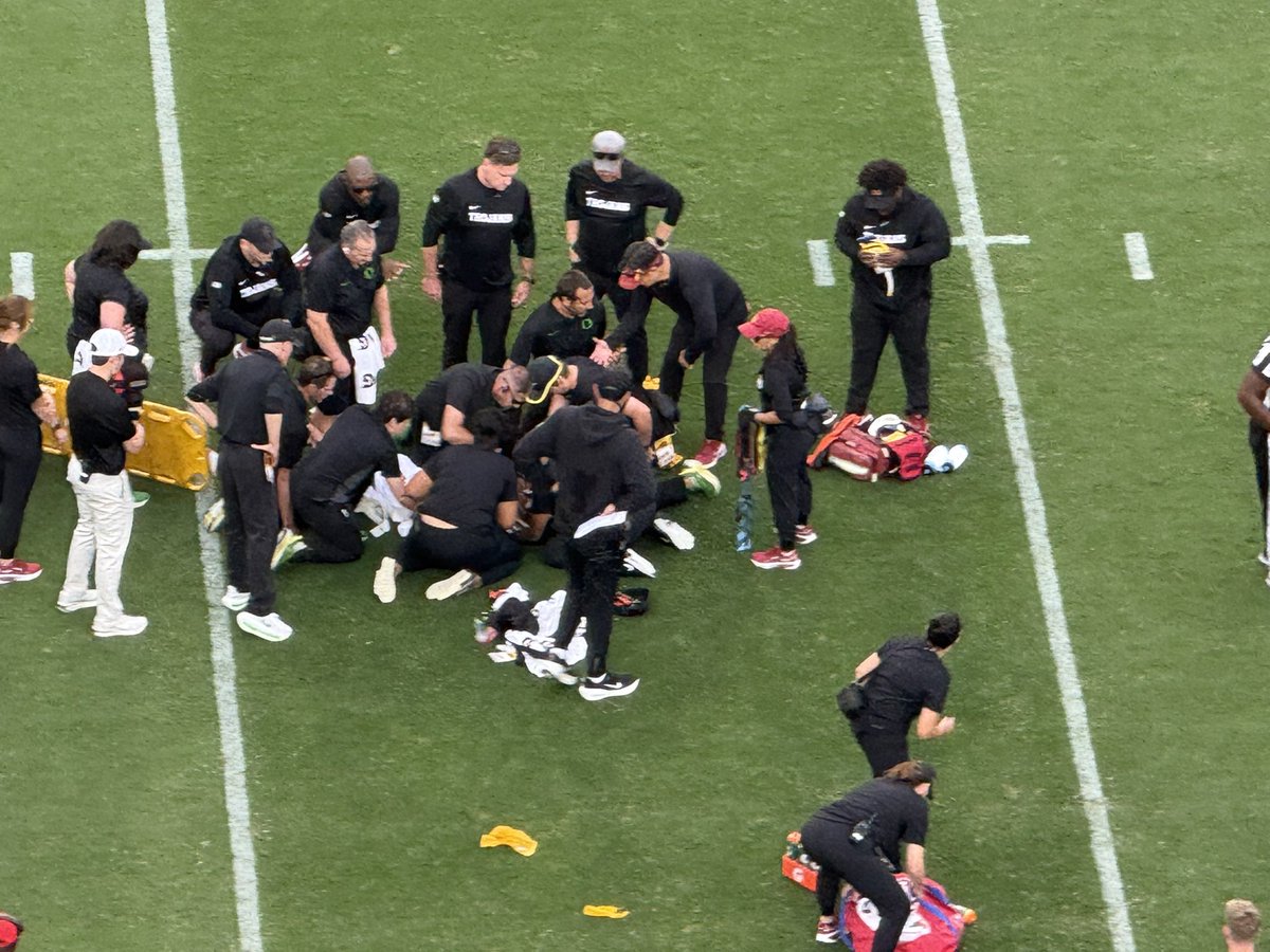 abc7curt's tweet photo. Terrifying scene watching Oregon quarterback, Dante Moore being taken off in an ambulance!
@USC_Athletics LB Desman Stephenโs ejected for targeting.
Moore was on the field for at least 10 minutes before being put on a stretcher and take him to the hospital.
#abc7eyewitness #FightOn #USC