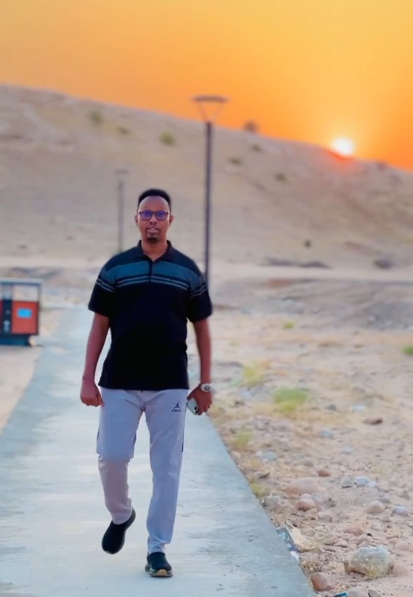 AliQorshe3's tweet photo. #Dabeecad, #Safar iyo #Xusuus:
.................................................
โBaddu waxay ina bartaa dulqaad, saxaruhu adkaysi, qorrax-dhacuna mahadnaq.โ
Muuqaalladan quruxda badan waxay xambaarsan yihiin xusuuso ka tarjumaya quruxda iyo kala-duwanaanshaha dhulka Somaliland. Qaar ka mid ah sawirrada, gaar ahaan qorrax-soobaxyada, aniga ayaa gacantayda ku qaaday, waxaana lagu qaaday agagaarka bari ee caasimadda.
Guud ahaan, sawirradu waxay ka kala yimaadeen saddex gobol oo kala duwan:
๐ Saaxil
๐ Maroodi-Jeex
๐ Daad-Madheedh
Mararka qaar, sawirku ma aha oo keliya muuqaal; waa xusuus, safar iyo sheeko aan erayo badan u baahnayn.
#Somaliland #SomalilandBeauty #NaturePhotography #Sunrise #Sunset #Berbera #Hargeisa #Sahil #Maroodijeex #DaadMadheedh #TravelSomaliland #SomalilandTourism #ExploreSomaliland #BeautifulSomaliland #Photography #NatureLovers #AfricanBeauty #TravelPhotography
@highlight