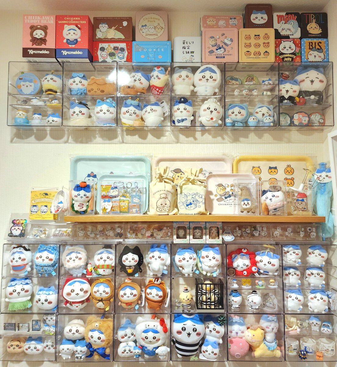 r1ha47's tweet photo. 入れ替えた！
定期的に場所替えすることで
イメージ変わるから新鮮さ増すし
可愛さ再確認できるし、
ほんとハチワレって私を幸せにしてくれるꯁꯧ

今回のメインは
大好物 被り物ハチワレ💕︎

あと8体で飾るとこ埋まっちゃうから
ちょっとまたディスプレイ変更せねば...！！

  #推し部屋
 #ちい活 https://t.co/TDsza7xCJz