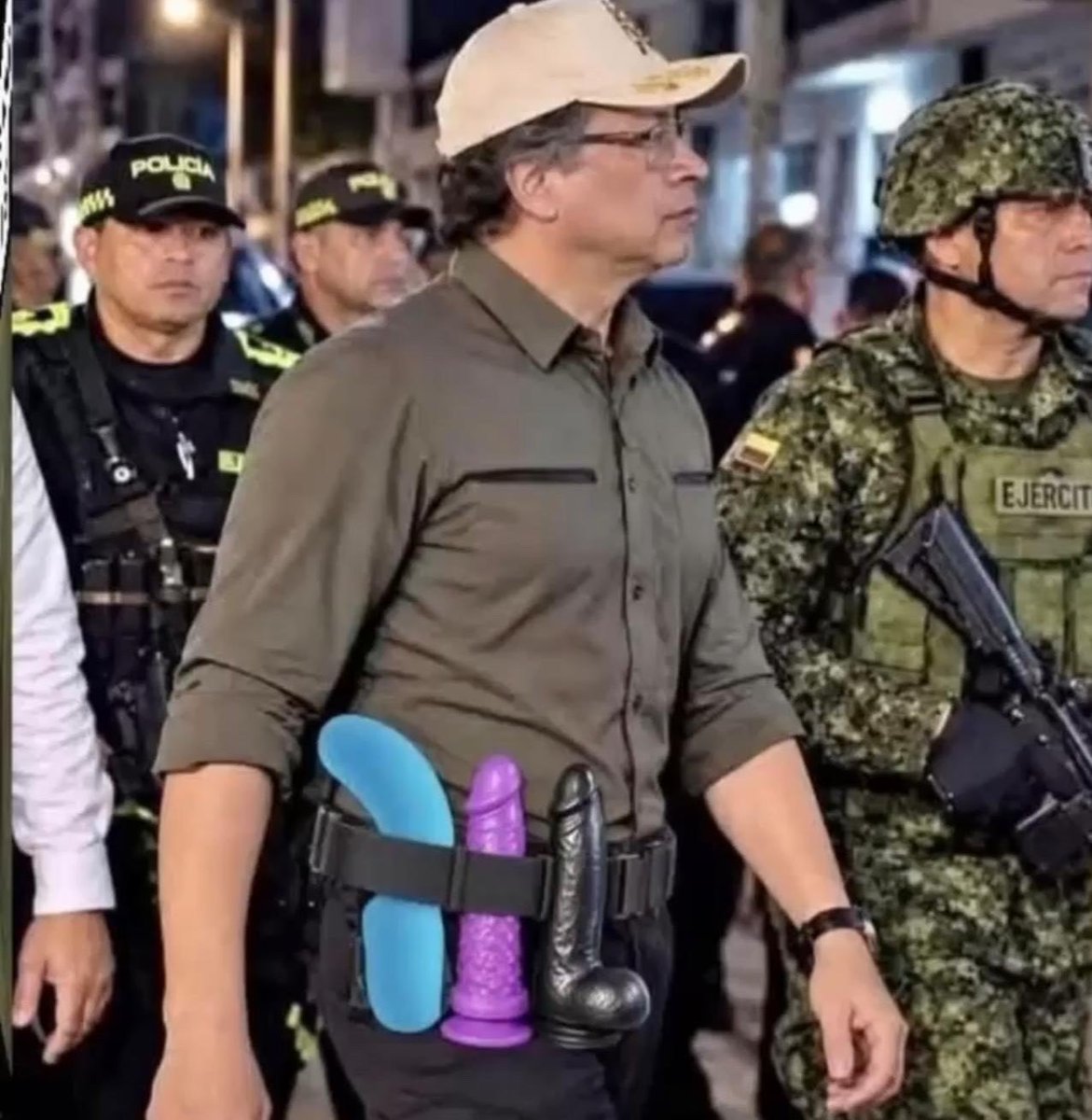 Javierito321's tweet photo. Petro también andaba armado y yo no los vi criticándolo: https://t.co/AlGmWjEgXQ